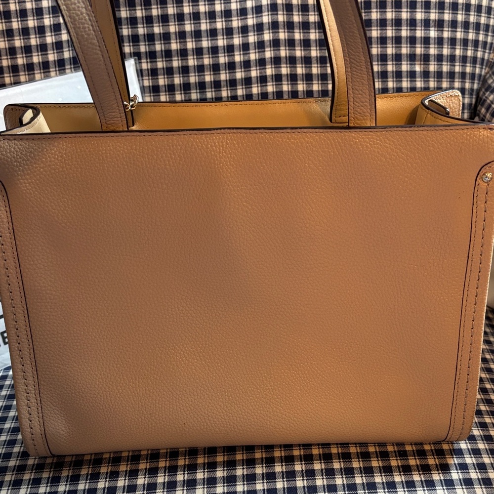 Coach swagger turnlock Tan Pebbled Leather carryall with Gold Hardware - Picture 6 of 16